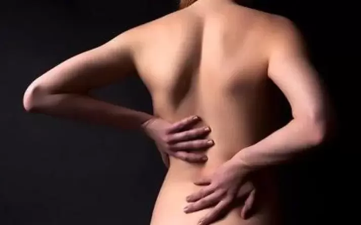 For osteochondrosis, you can rub your back with a traditional warming massage.